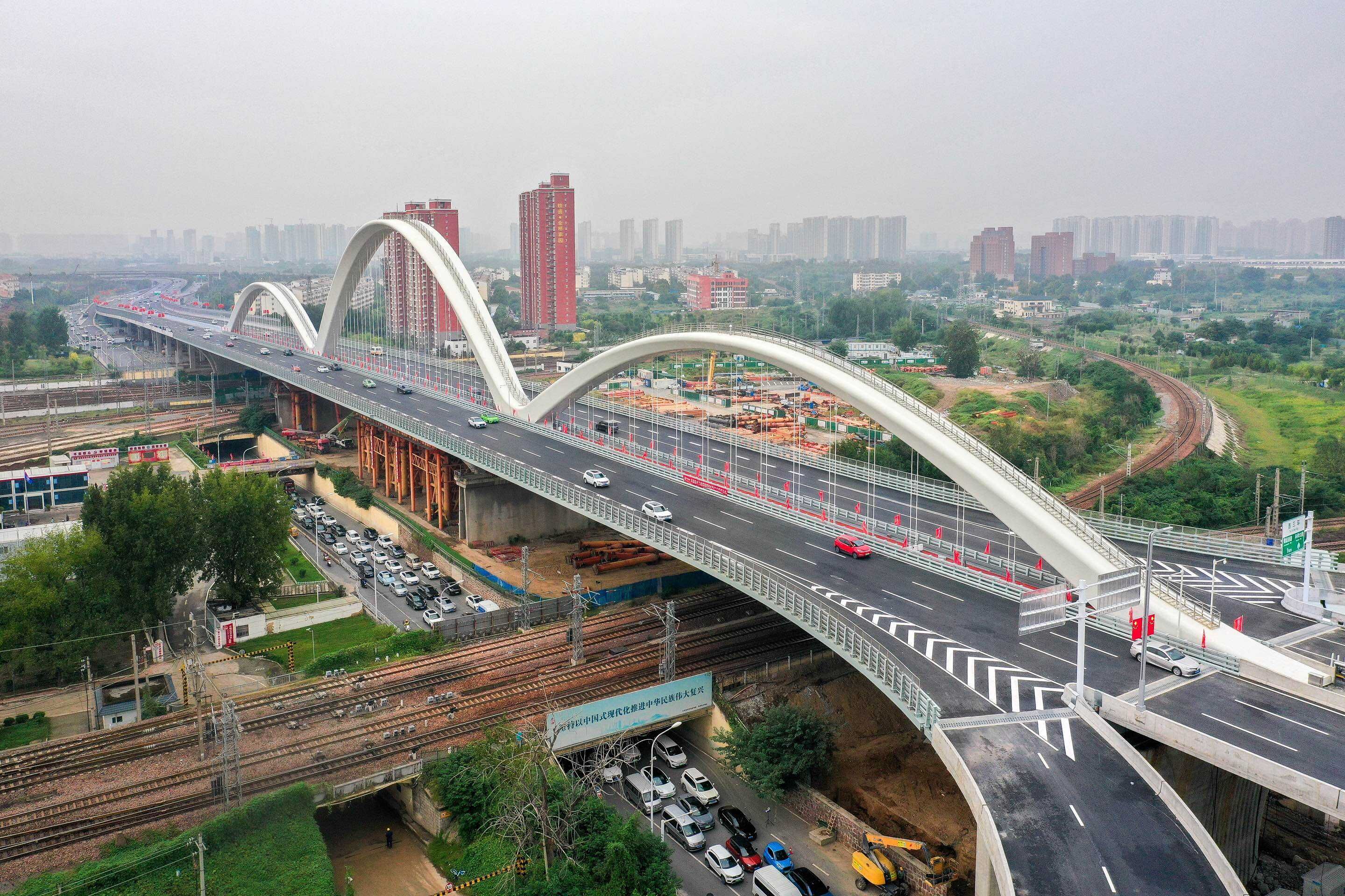 郑州彩虹桥建成通车 横跨亚洲最大铁路编组站