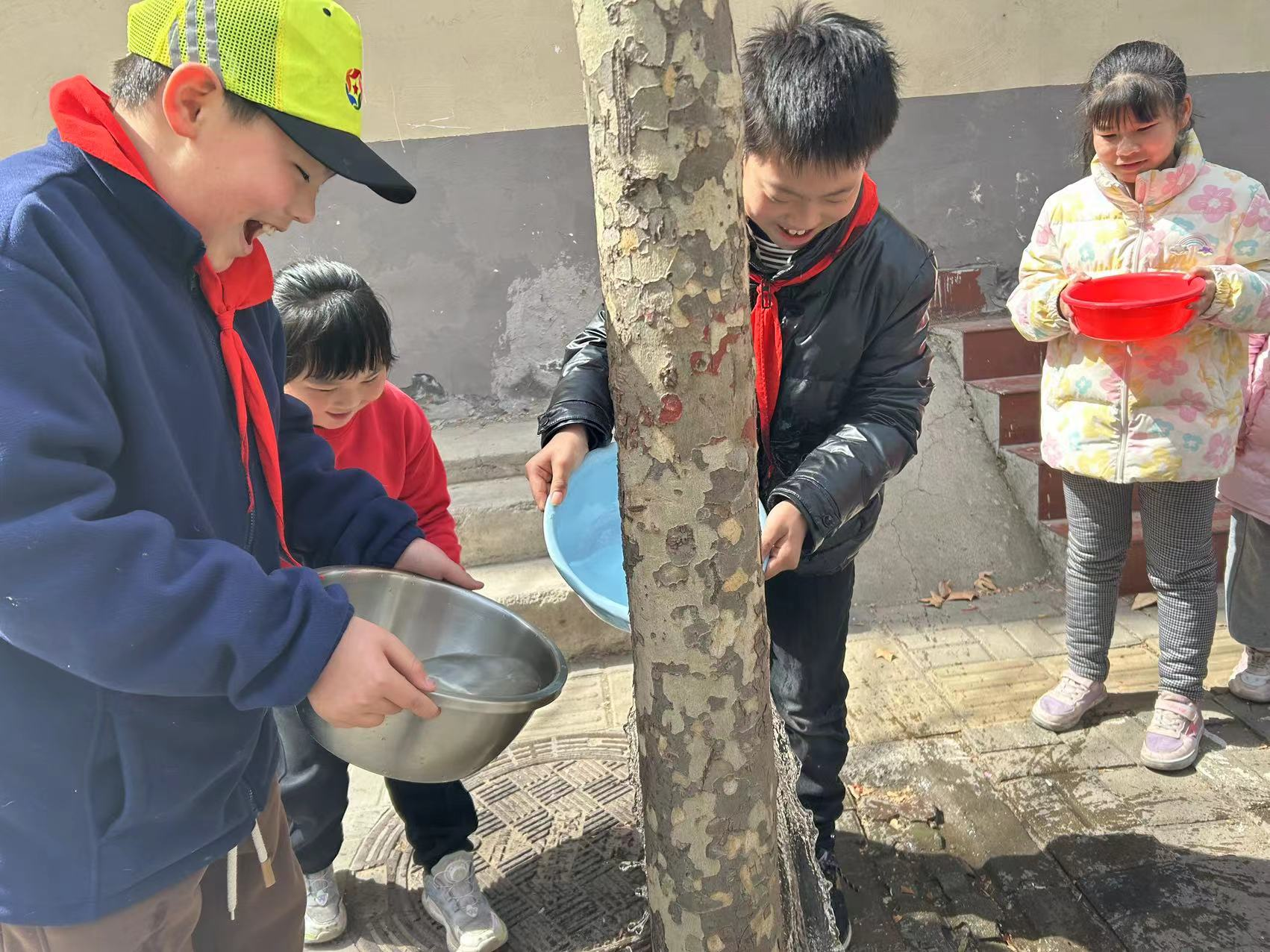 郑州市中原区绿东村街道电缆社区开展 “我为小树浇浇水 小树与我共成长”植树节活动