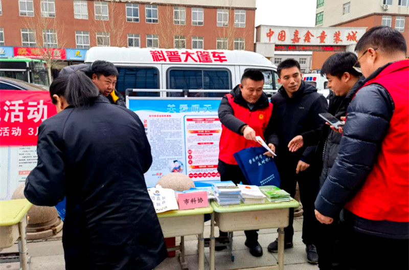 安阳市科协参加“三八维权宣传月”集中宣传活动