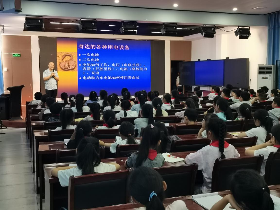 科普专家进校园 点燃学生科学梦