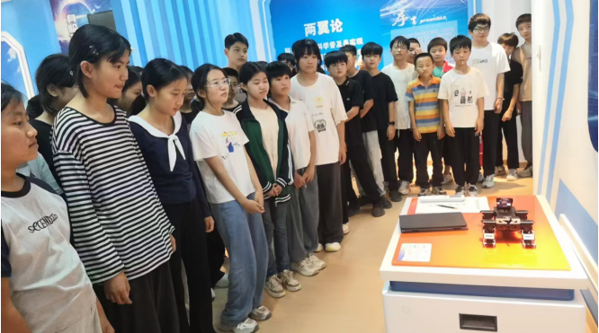 范县科协组织学生走进卓越农村中学科技馆开展科普活动