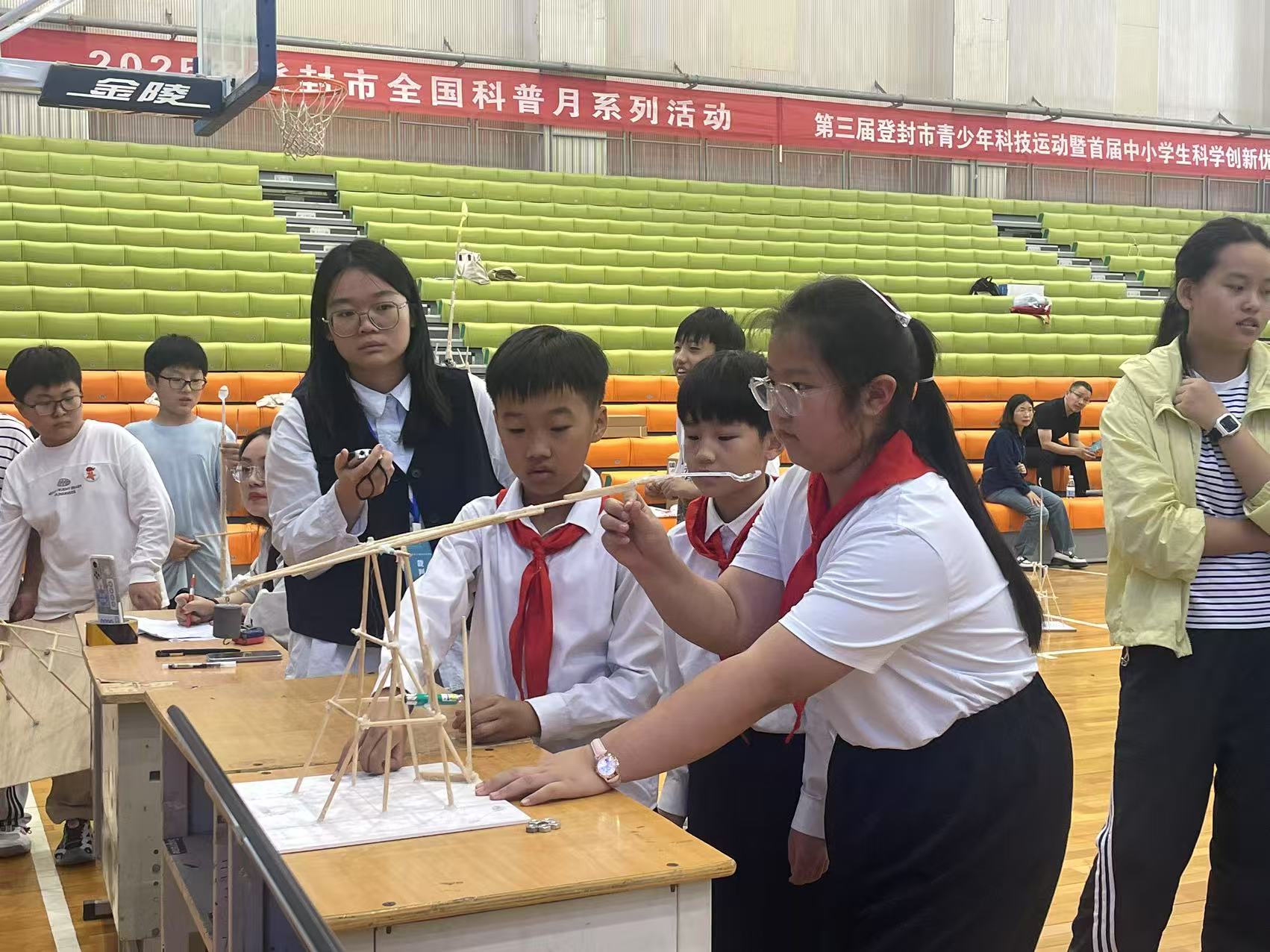 登封市举办第三届青少年科技运动会暨首届中小学生科学创新优秀作品展示活动