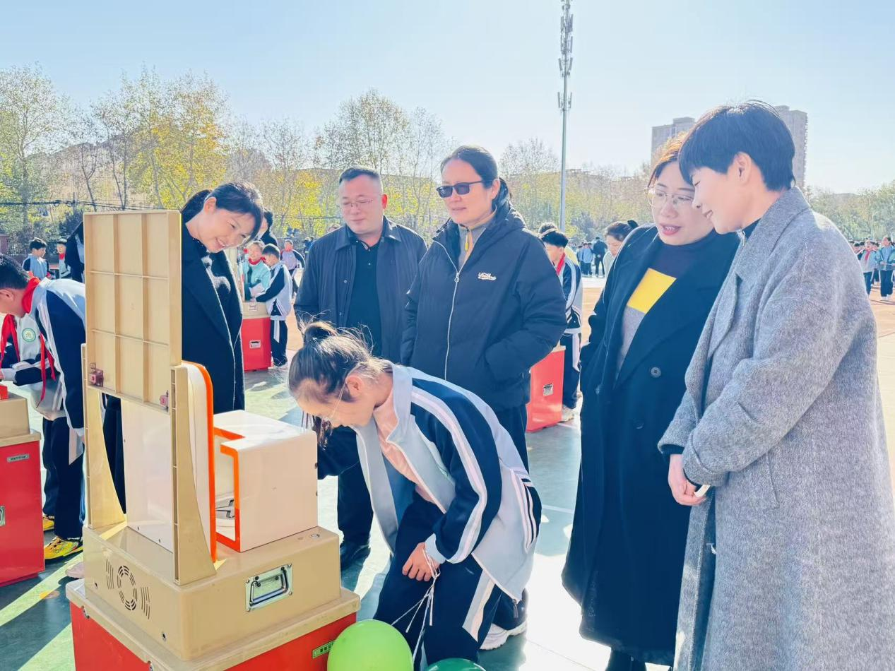 漯河郾城区科协助力太行山路小学开展首届国防科创节